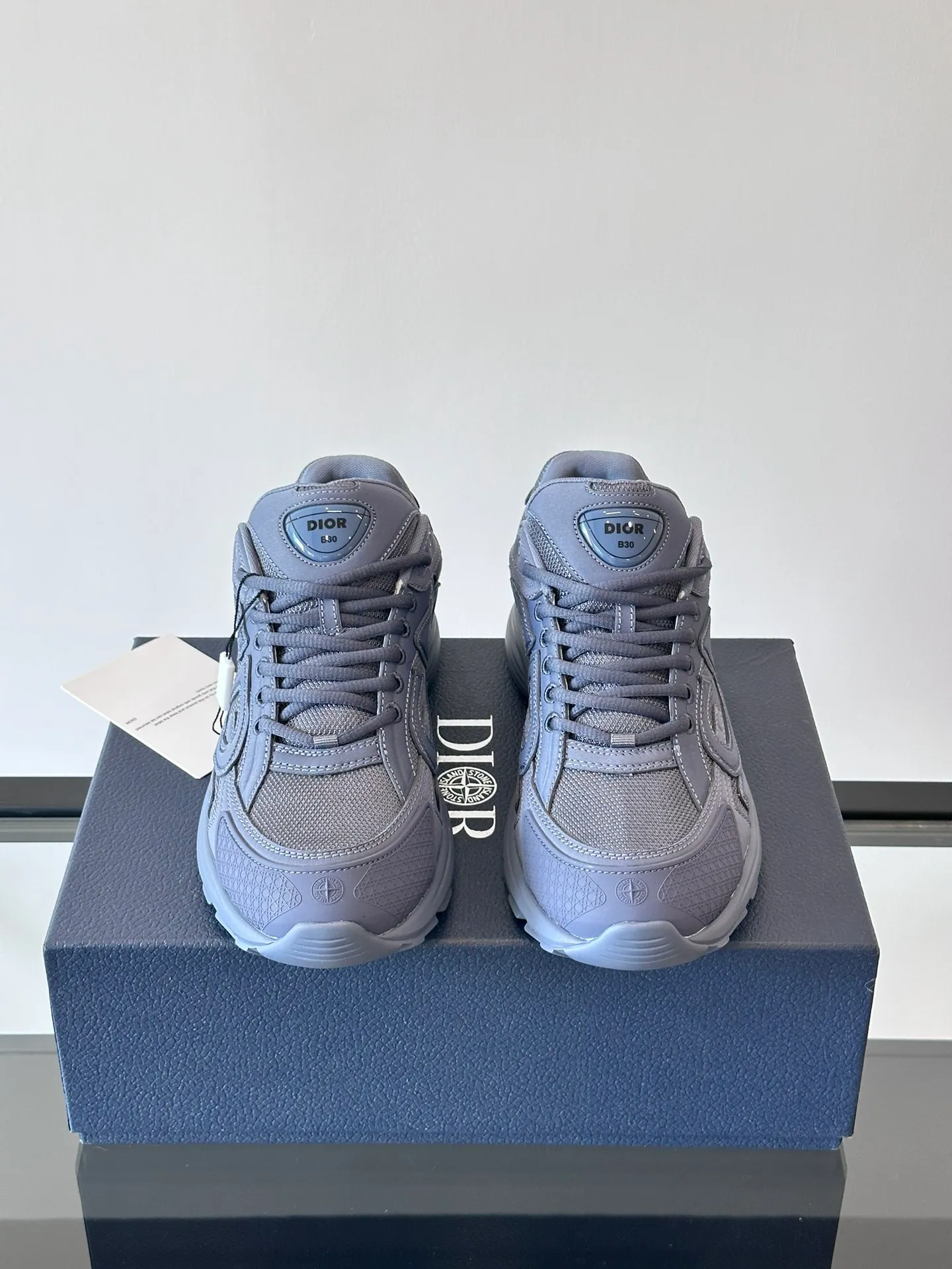 p400《Dio*》Dior B30 series sports shoes, multi-color mesh fabric and multi-color technical fabrics, this season's new B30 low-top sports shoes are one of the flagship styles of the series. Crafted from multicolor mesh and technical fabrics, it's finished with a reflective "CD30" graphic and silver-toned "DIOR B30" and "CD30" logos on the heel and tongue. An extra-light, sculpted rubber sole with signature accents adds style, while internal stretch details create ideal comfort. It can be matched with various casual styles to show a fashionable and modern sports style. Size: 38-44 (45-46 customized)